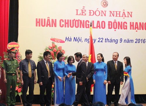 Bộ trưởng Bộ VHTTDL Nguyễn Ngọc Thiện tặng Bằng khen cho các cá nhân có thành tích nổi bật